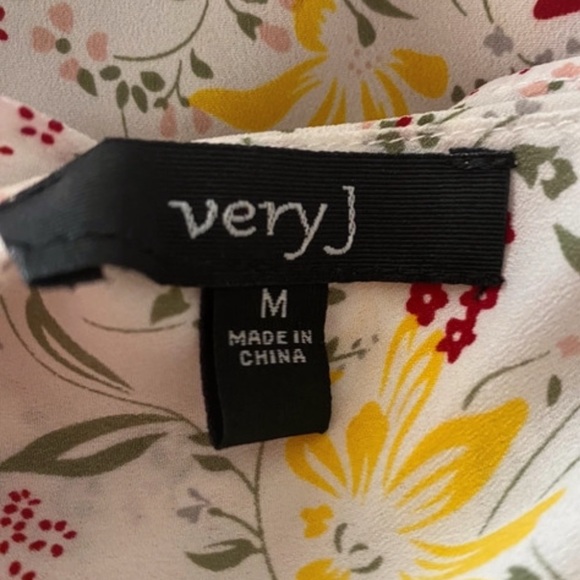 💥Very J  Ruffle Floral Print Bell Sleeve Blouse Multicolor M - Picture 7 of 9